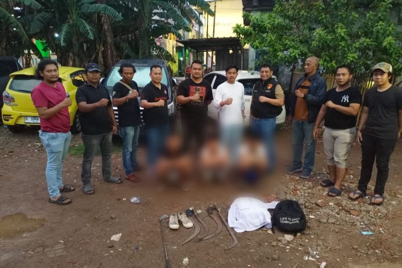Polisi tangkap tiga pelajar yang bawa senjata tajam di Jakbar Polisi tangkap tiga pelajar yang bawa senjata tajam di Jakbar