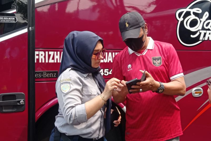 Suporter Timnas Indonesia manfaatkan shuttle bus ke GBT Suporter Timnas Indonesia manfaatkan shuttle bus ke GBT
