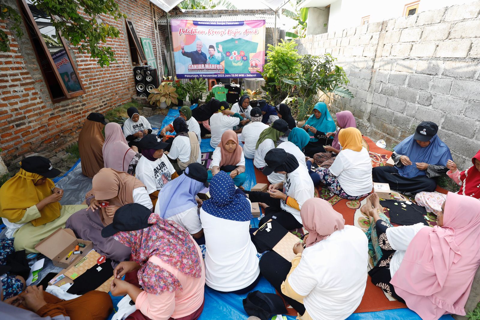 Serunya Ibu-Ibu di Pasuruan ikut pelatihan kreasi baju anak bareng Mak Ganjar Serunya Ibu-Ibu di Pasuruan ikut pelatihan kreasi baju anak bareng Mak Ganjar