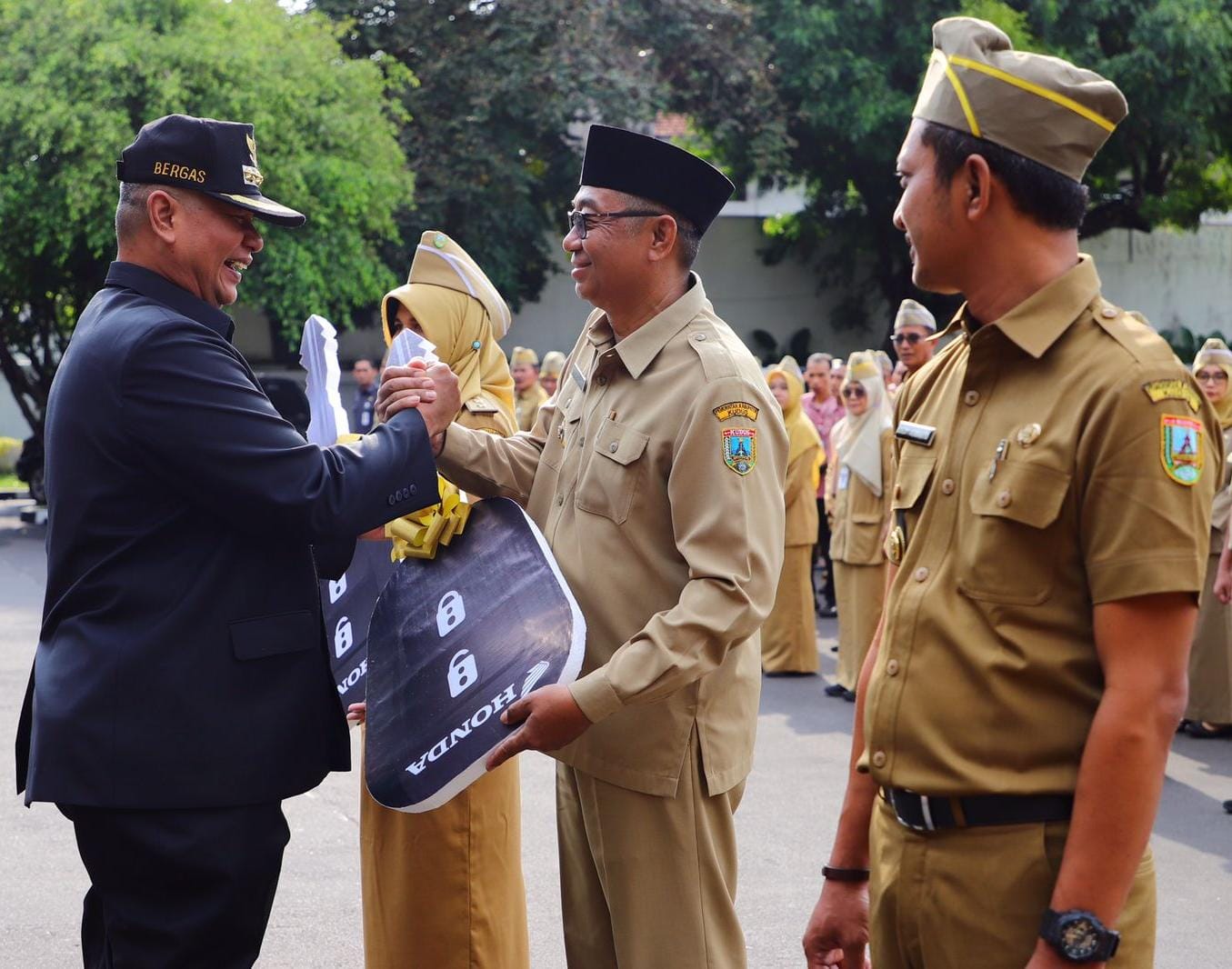 132 kades dan lurah di Kudus dapat kendaraan operasional baru sepeda motor Honda PCX 132 kades dan lurah di Kudus dapat kendaraan operasional baru sepeda motor Honda PCX