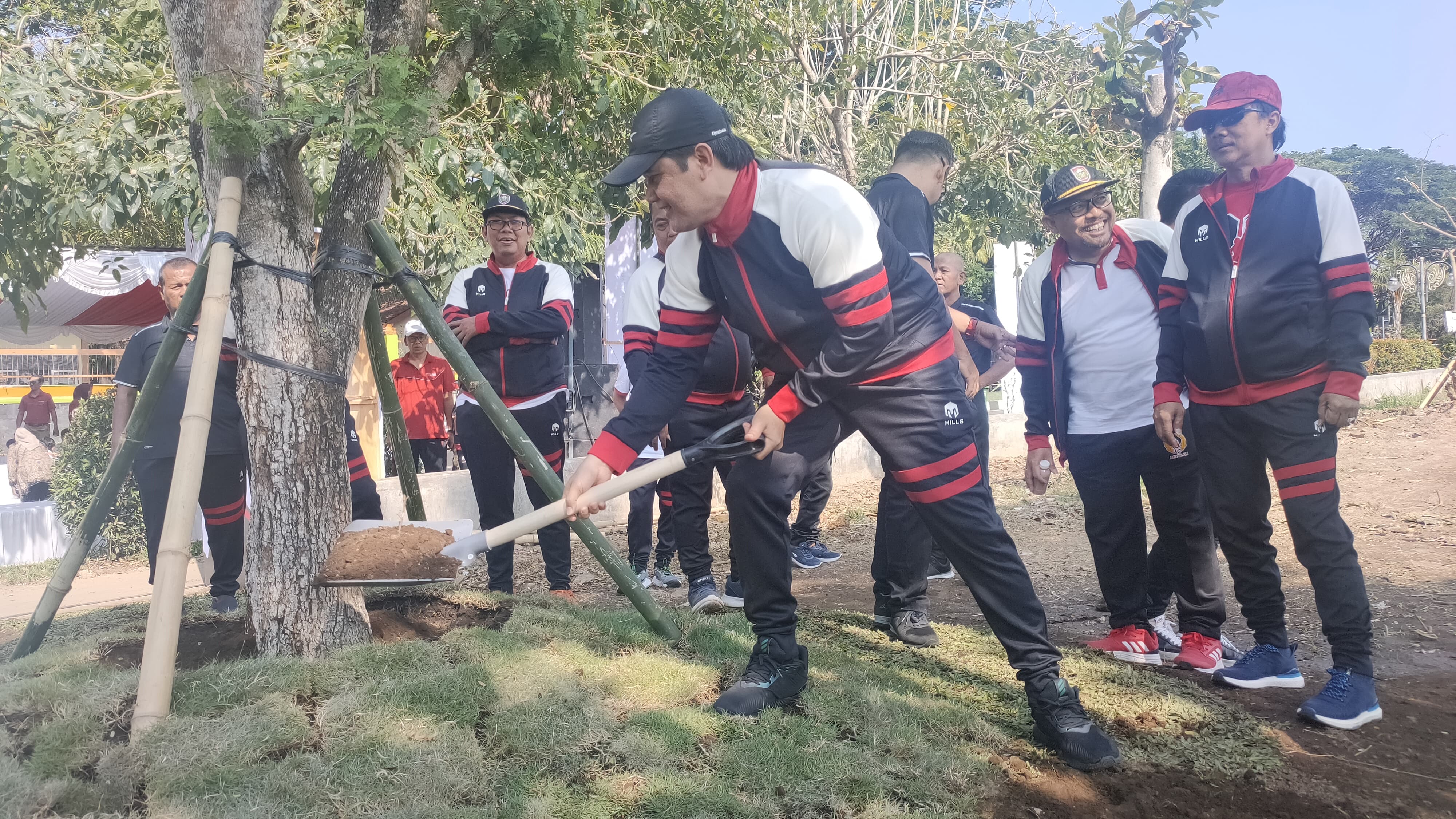 Sambut HUT ke-73, DPRD Boyolali ajak masyarakat cintai lingkungan dengan tanam pohon Sambut HUT ke-73, DPRD Boyolali ajak masyarakat cintai lingkungan dengan tanam pohon