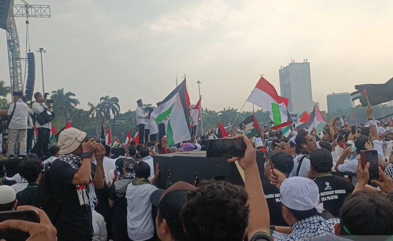Ribuan massa telah penuhi kawasan Monas Ribuan massa telah penuhi kawasan Monas