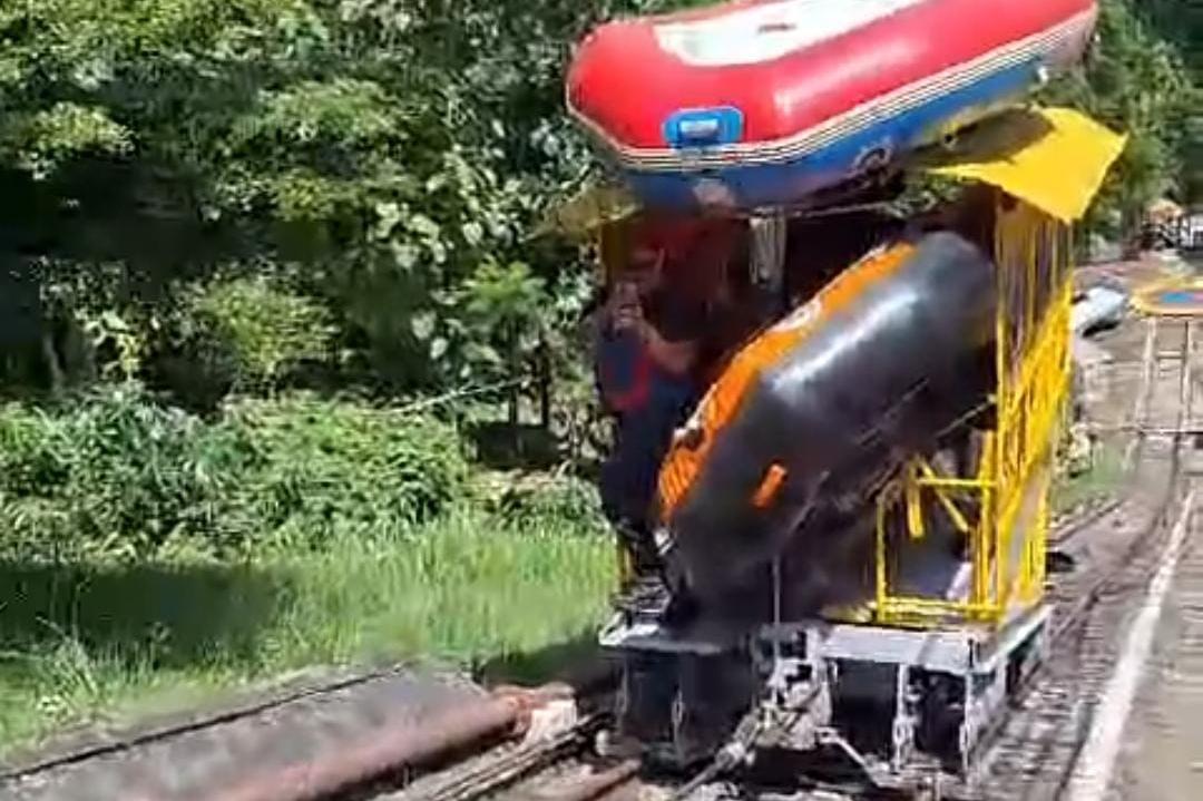 Tim SAR gunakan kereta tebing cari korban terbawa arus Sungai Cigamea, Bogor Tim SAR gunakan kereta tebing cari korban terbawa arus Sungai Cigamea, Bogor