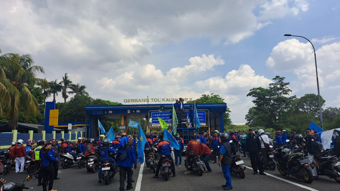 Tuntut kenaikan upah, ribuan buruh Purwakarta dan Subang gelar aksi Tuntut kenaikan upah, ribuan buruh Purwakarta dan Subang gelar aksi