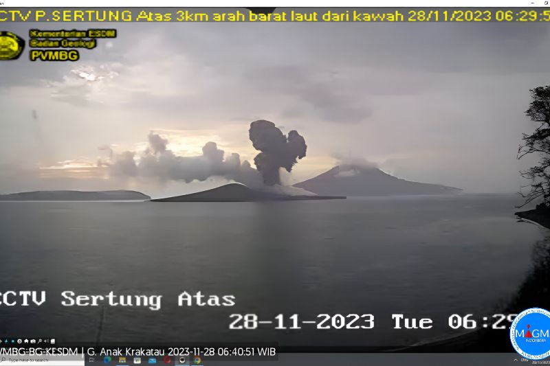 Gunung Anak Krakatau meletus luncurkan abu setinggi 1.000 meter Gunung Anak Krakatau meletus luncurkan abu setinggi 1.000 meter
