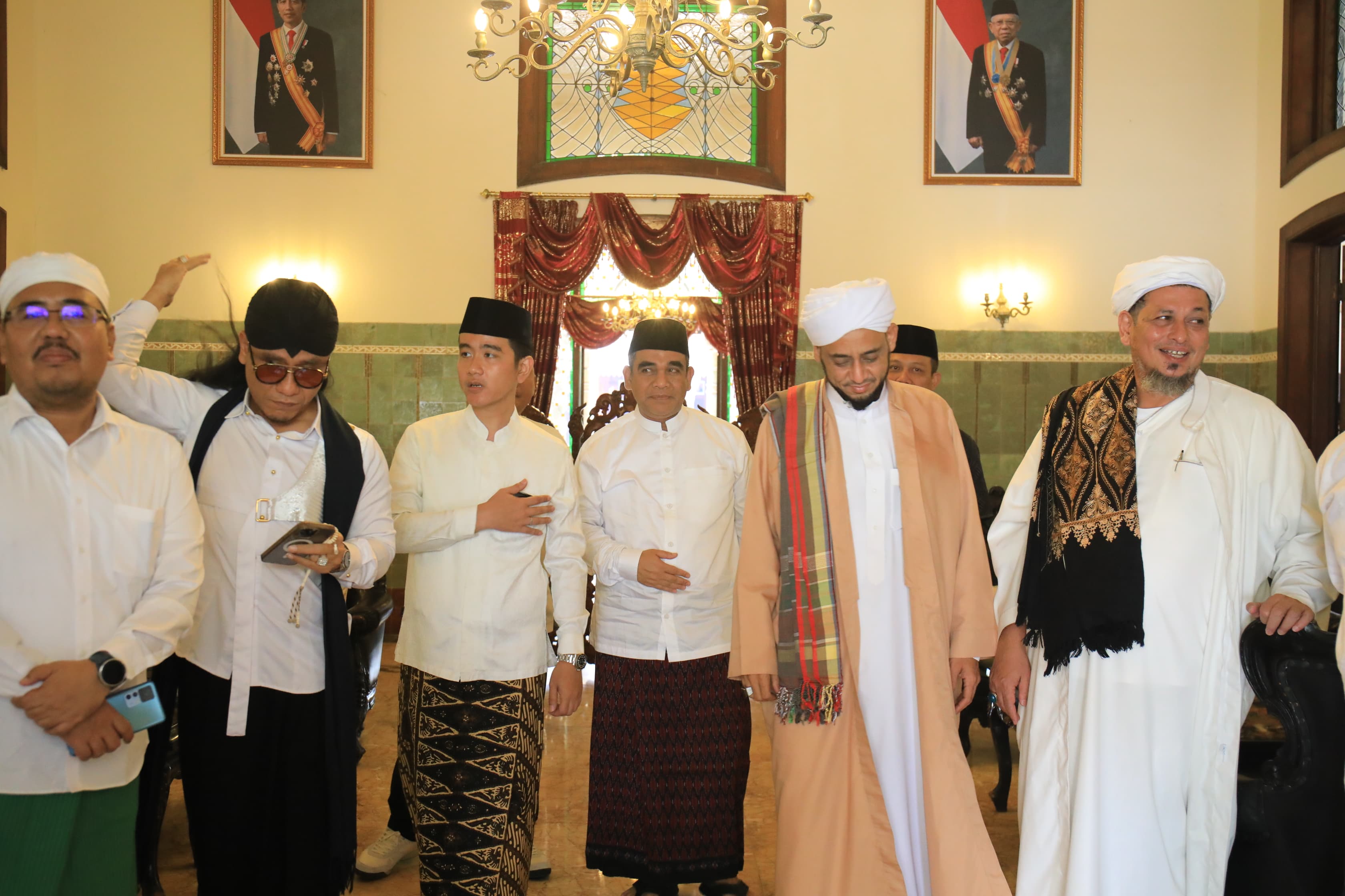 Gibran, Muzani, hingga Gus Miftah hadir bersama di Haul Habib Solo Gibran, Muzani, hingga Gus Miftah hadir bersama di Haul Habib Solo