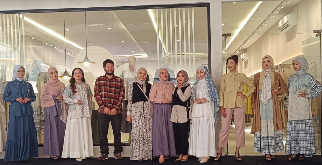 Busana muslim minimalis, trend mode muslimah Kediri masa kini Busana muslim minimalis, trend mode muslimah Kediri masa kini