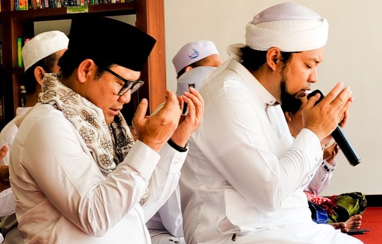Cak Imin ziarah makam pahlawan nasional Kiai Asad di Situbondo Cak Imin ziarah makam pahlawan nasional Kiai Asad di Situbondo