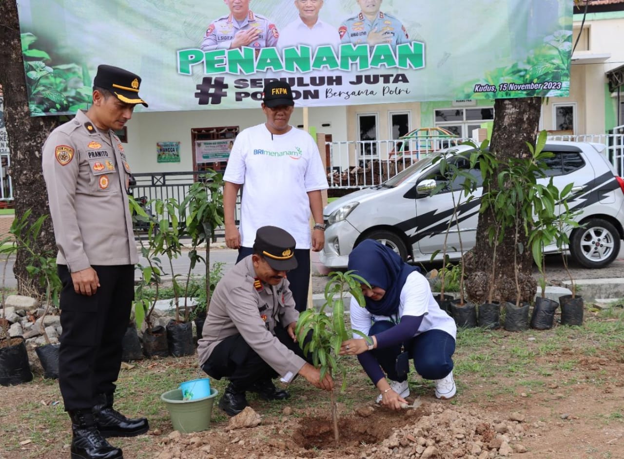 Galakkan penghijauan, Polres Kudus tanam 1.000 lebih bibit pohon mangga di 3 desa Galakkan penghijauan, Polres Kudus tanam 1.000 lebih bibit pohon mangga di 3 desa