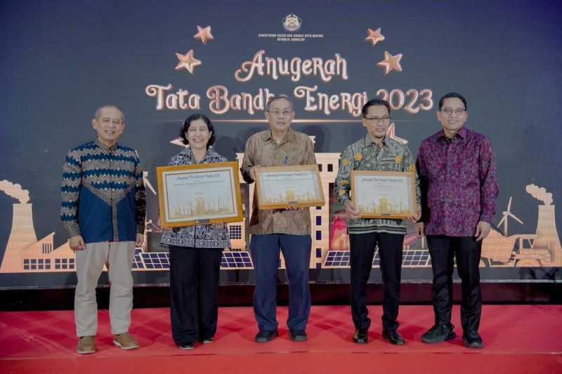 Kementerian ESDM beri penghargaan ke satker-stakeholder berprestasi Kementerian ESDM beri penghargaan ke satker-stakeholder berprestasi