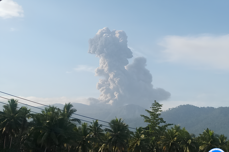 Gunung Dukono meletus Gunung Dukono meletus