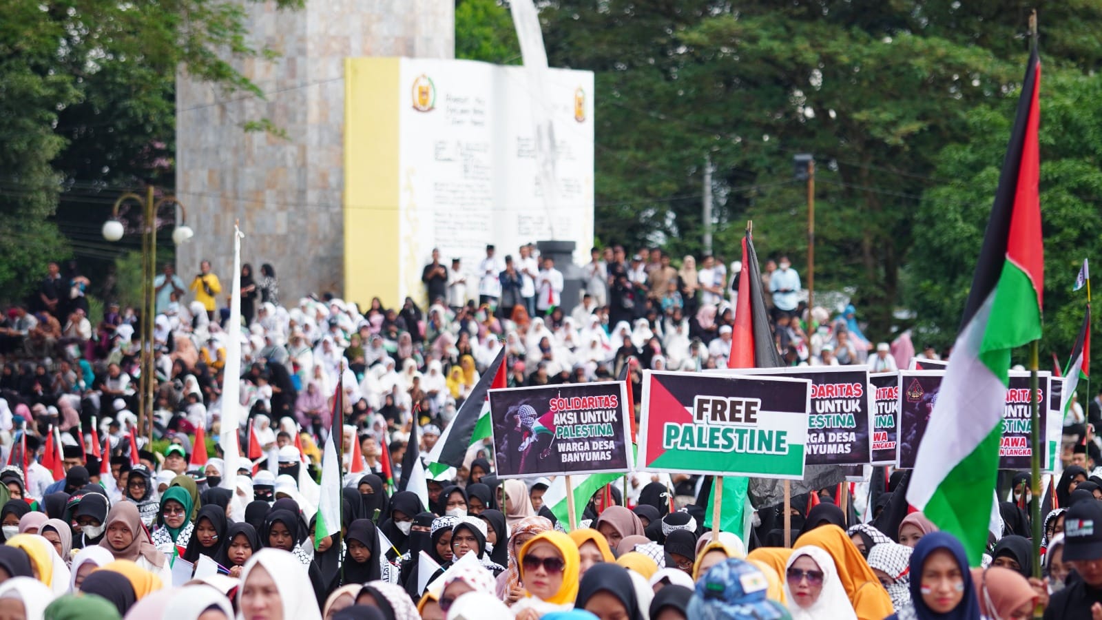 Plt Bupati Langkat dan puluhan ribu masyarakat lintas agama gelar aksi peduli Palestina Plt Bupati Langkat dan puluhan ribu masyarakat lintas agama gelar aksi peduli Palestina