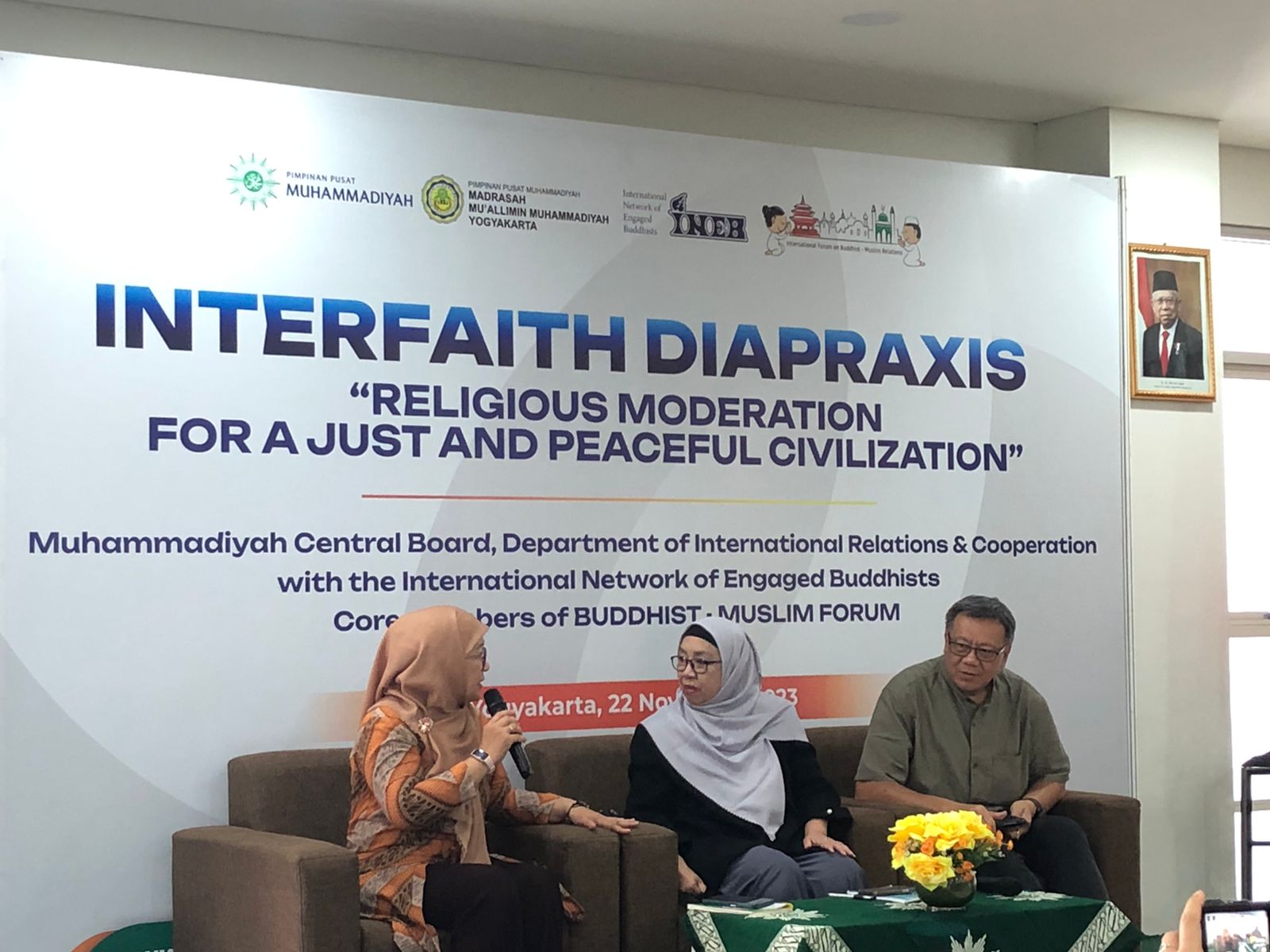 Tokoh Budha dari 17 negara bertemu Muhammadiyah di Yogyakarta dialogkan perdamaian dunia Tokoh Budha dari 17 negara bertemu Muhammadiyah di Yogyakarta dialogkan perdamaian dunia