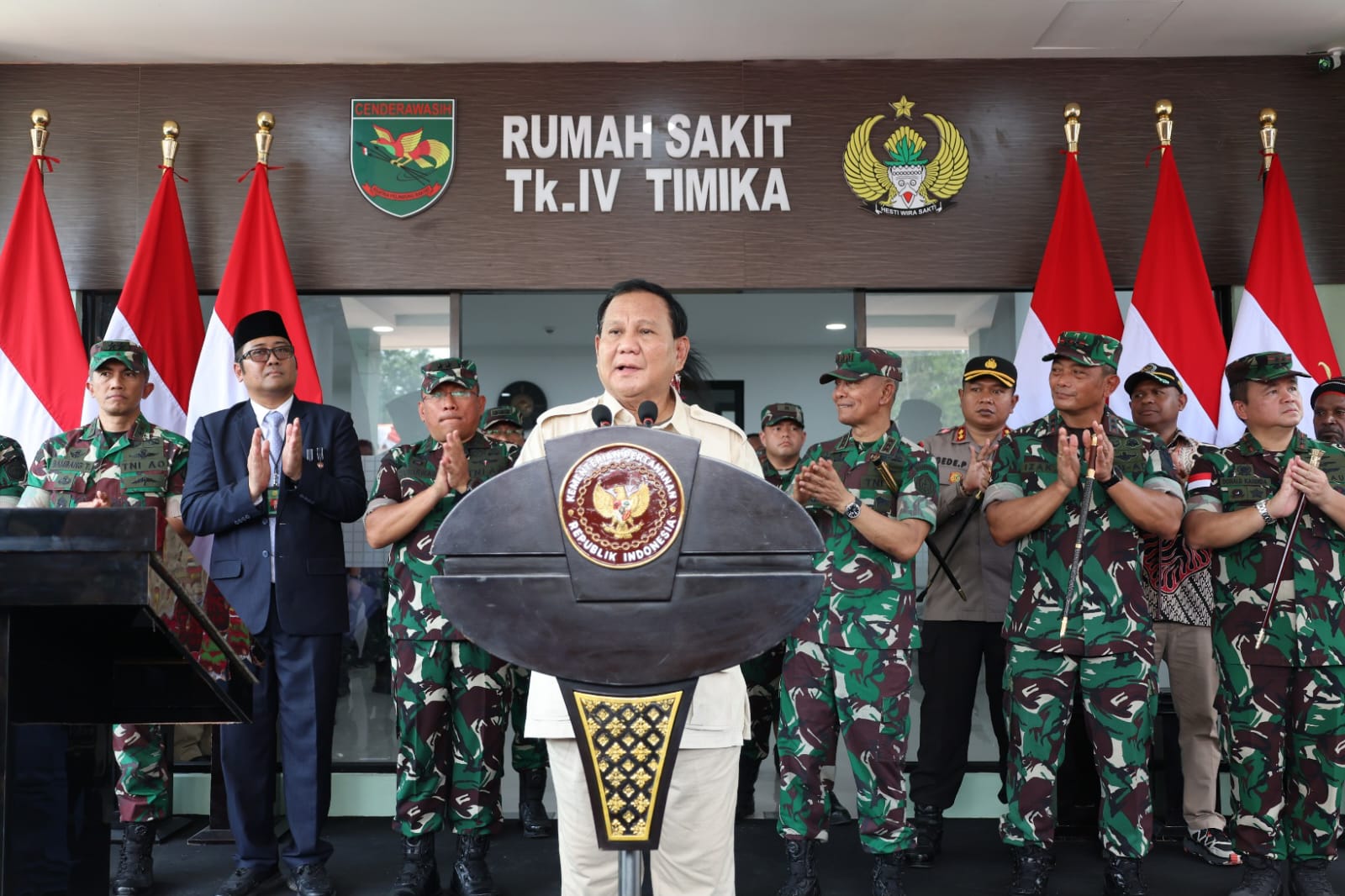 Menhan Prabowo resmikan RS di Papua dan serahkan 164 unit kendaraan dinas untuk TNI-Polri Menhan Prabowo resmikan RS di Papua dan serahkan 164 unit kendaraan dinas untuk TNI-Polri