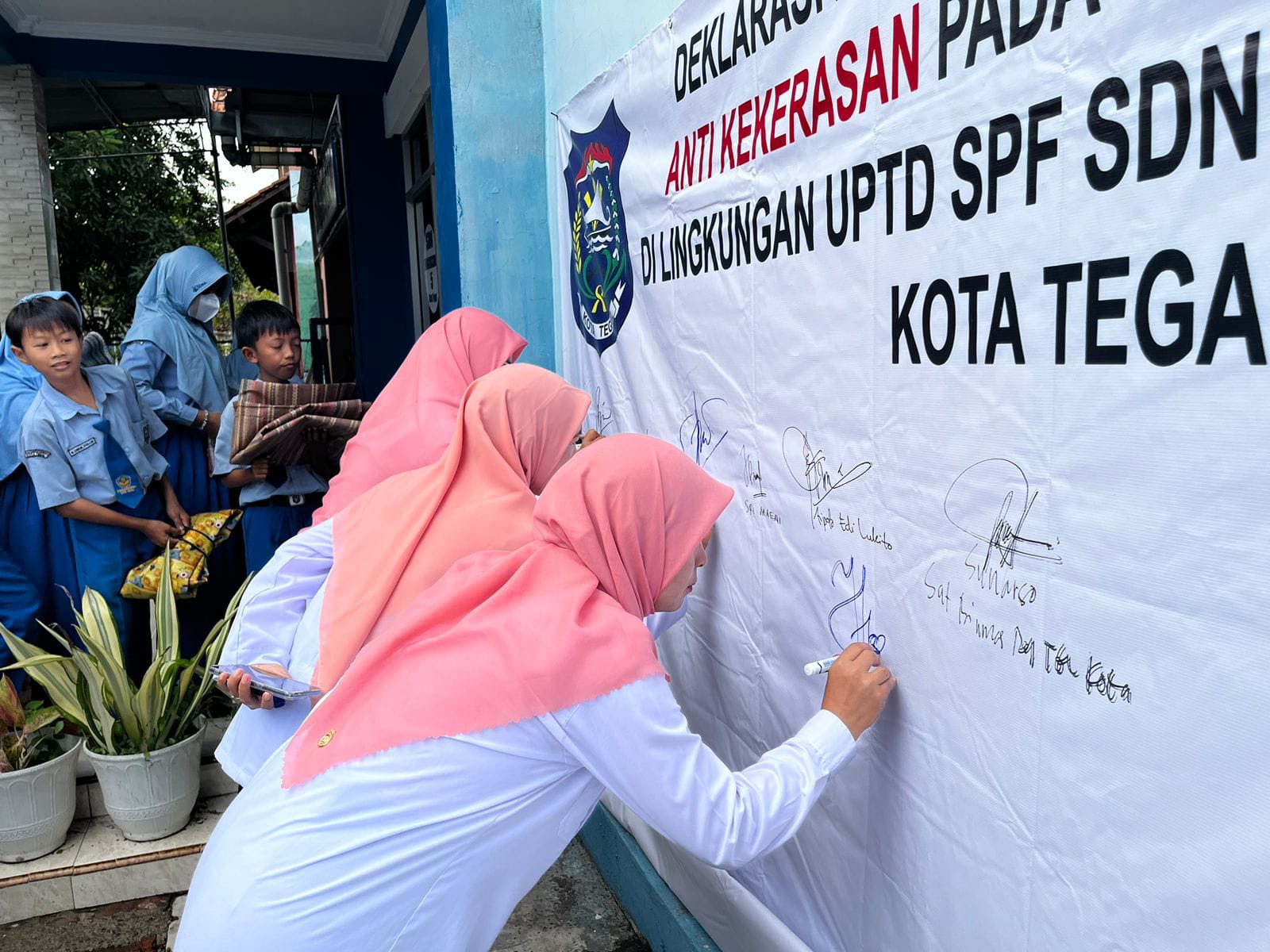 Gandeng Polres Tegal Kota, SDN MKK 5 Kota Tegal deklarasi anti bullying dan kekerasan Gandeng Polres Tegal Kota, SDN MKK 5 Kota Tegal deklarasi anti bullying dan kekerasan