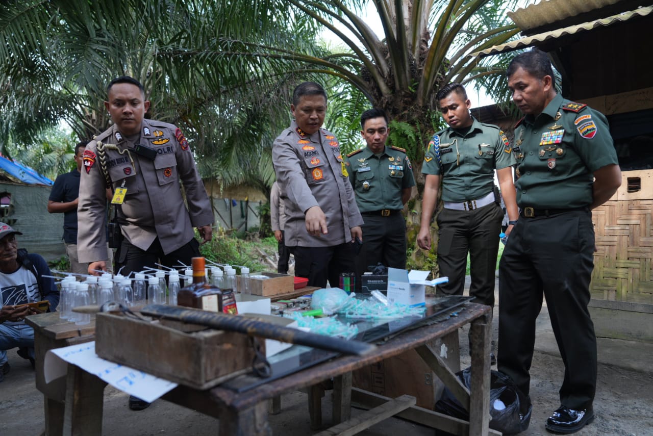 Tim gabungan gerebek barak judi dan narkoba di Deliserdang Tim gabungan gerebek barak judi dan narkoba di Deliserdang
