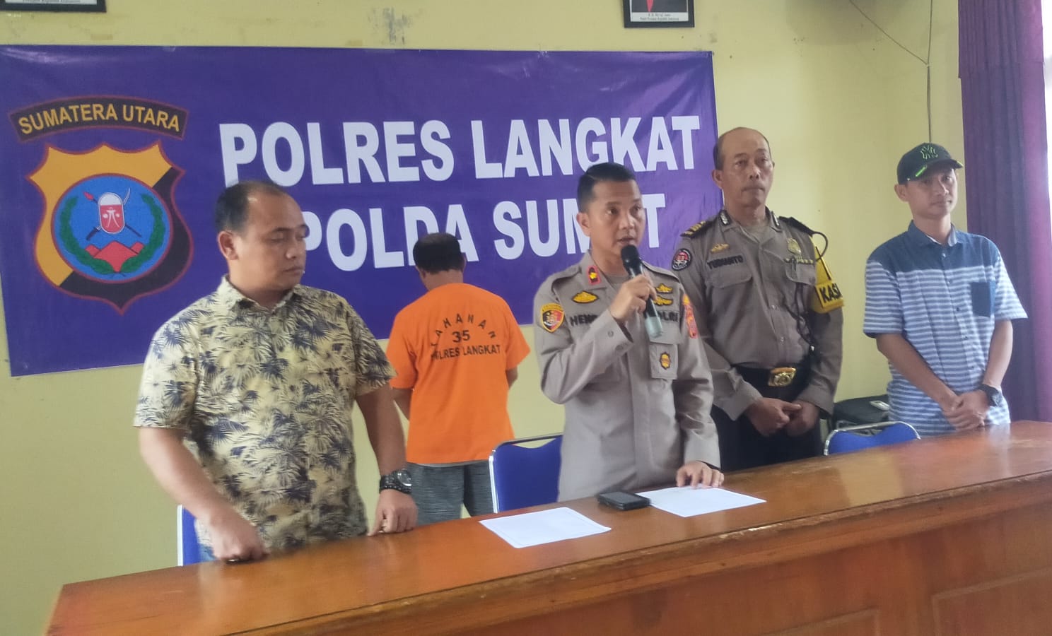 Polres Langkat amankan pelaku penggelapan buah sawit milik PT SJMS Polres Langkat amankan pelaku penggelapan buah sawit milik PT SJMS