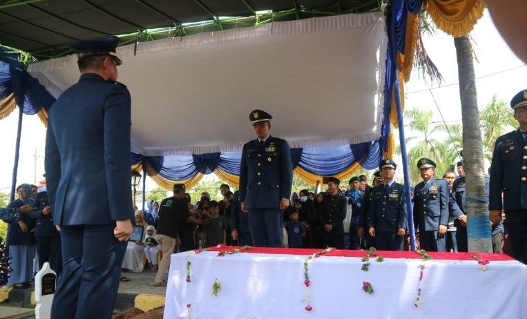 Jenazah Pilot Yuda Seta dimakamkan di Taman Makam Pahlawan Madiun Jenazah Pilot Yuda Seta dimakamkan di Taman Makam Pahlawan Madiun