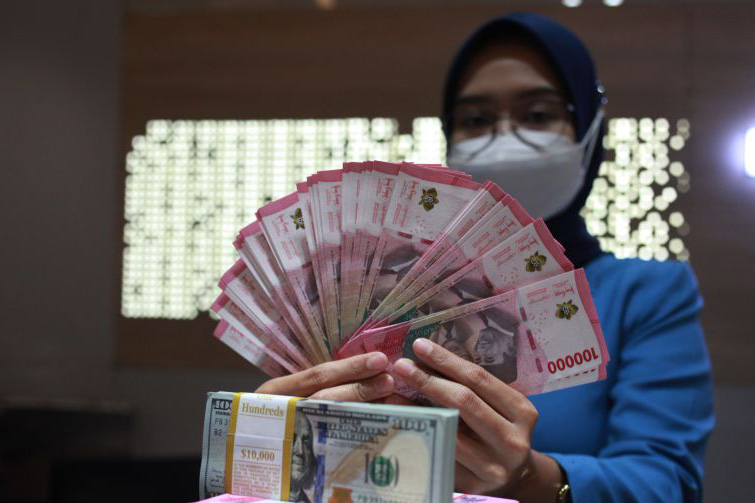 Rupiah menguat jadi Rp15.590 per dolar AS pada Senin pagi