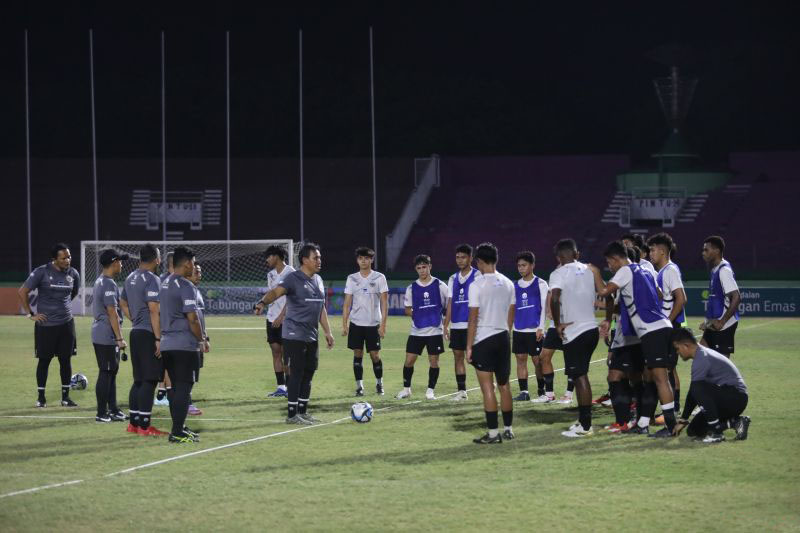 Timnas U-17 gelar latihan perdana di Surabaya untuk adaptasi waktu Timnas U-17 gelar latihan perdana di Surabaya untuk adaptasi waktu
