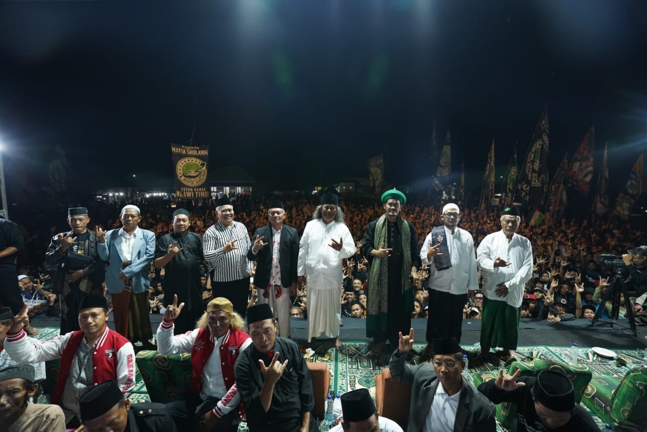 Ribuan warga Madiun gelar Salawat Nusantara panjatkan doa untuk Ganjar-Mahfud 2024 Ribuan warga Madiun gelar Salawat Nusantara panjatkan doa untuk Ganjar-Mahfud 2024