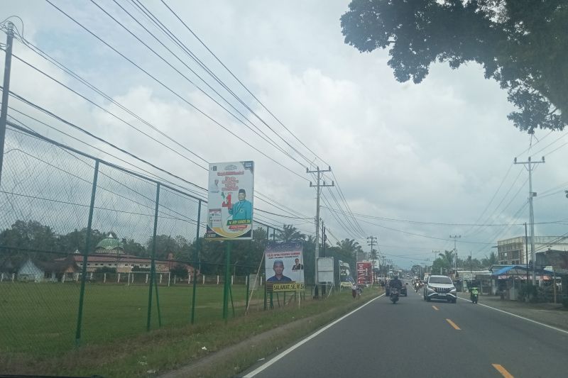 Penertiban alat alat peraga kampanye di Pasaman Barat belum dilakukan Penertiban alat alat peraga kampanye di Pasaman Barat belum dilakukan