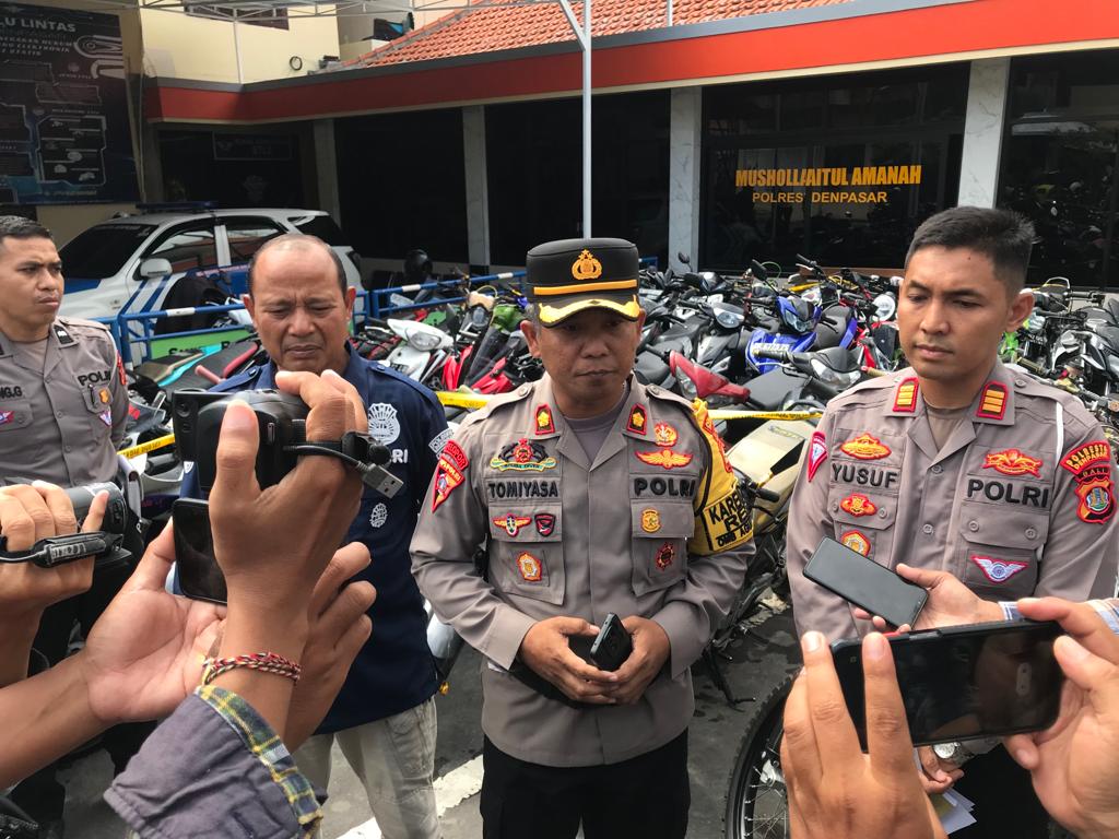 Tim gabungan razia 120 motor knalpot brong di Denpasar Tim gabungan razia 120 motor knalpot brong di Denpasar