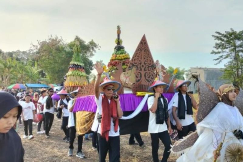 Warga desa Probolinggo lestarikan selamatan desa dengan kirab tumpeng Warga desa Probolinggo lestarikan selamatan desa dengan kirab tumpeng