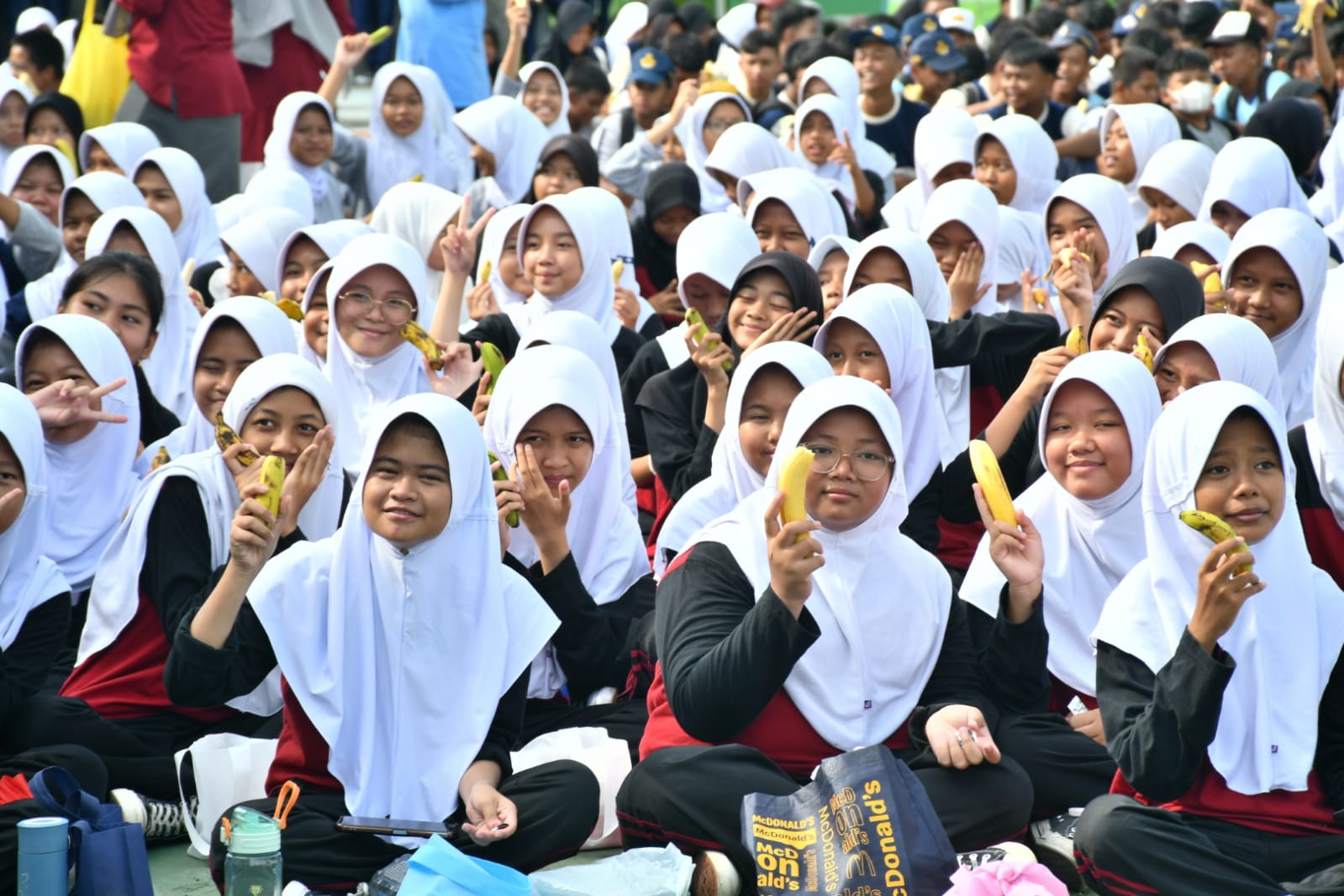 Pecahkan Rekor MURI, lebih dari 22ribu pelajar di Majalengka serentak makan pisang Pecahkan Rekor MURI, lebih dari 22ribu pelajar di Majalengka serentak makan pisang