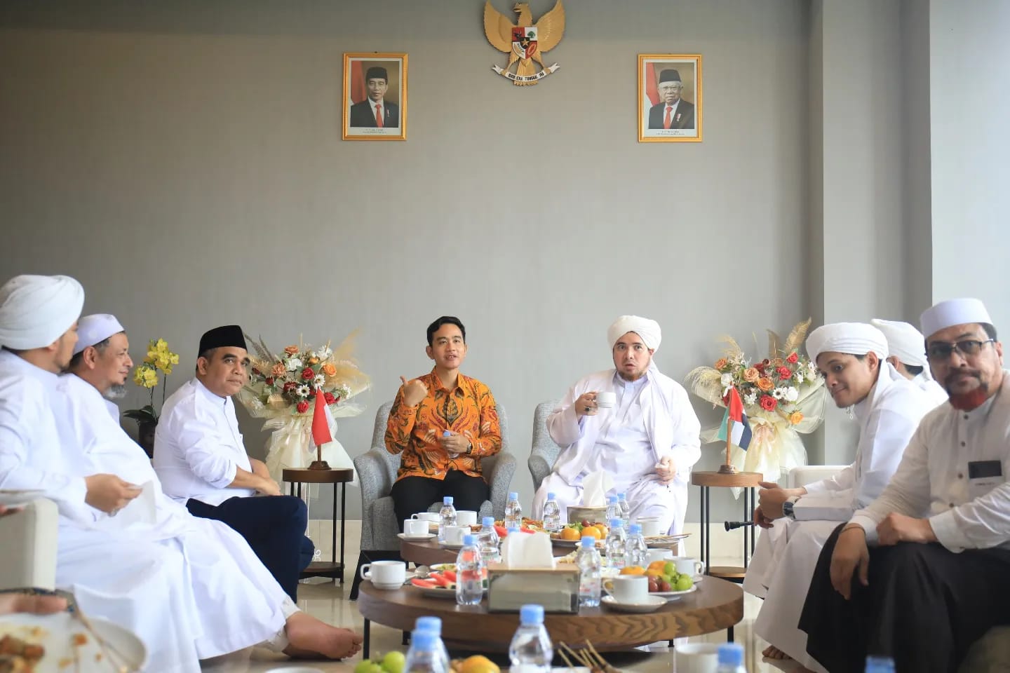 Di Solo, Muzani hingga Cawapres Gibran silaturahmi dengan Habib Jindan dan Habib Ali Kwitang Di Solo, Muzani hingga Cawapres Gibran silaturahmi dengan Habib Jindan dan Habib Ali Kwitang