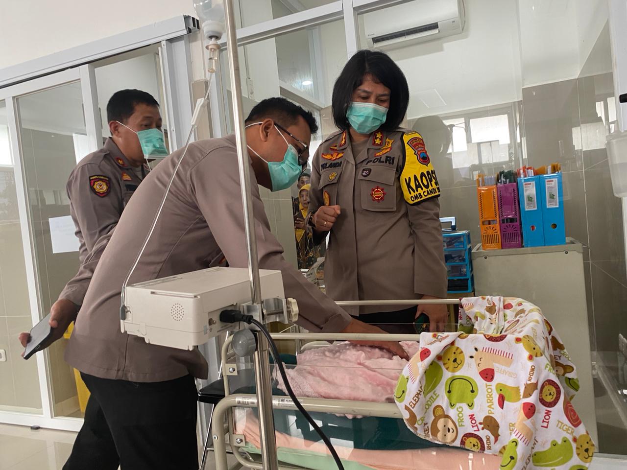 Bayi perempuan ditemukan tergeletak di depan toko roti Bayi perempuan ditemukan tergeletak di depan toko roti