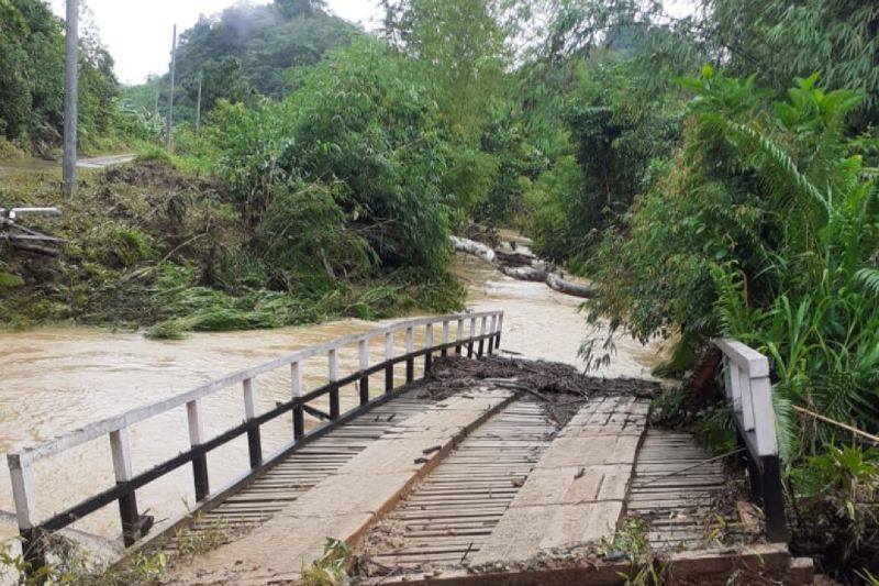 Banjir dan tanah longsor di Bunut Hulu Kalbar satu jembatan hanyut Banjir dan tanah longsor di Bunut Hulu Kalbar satu jembatan hanyut