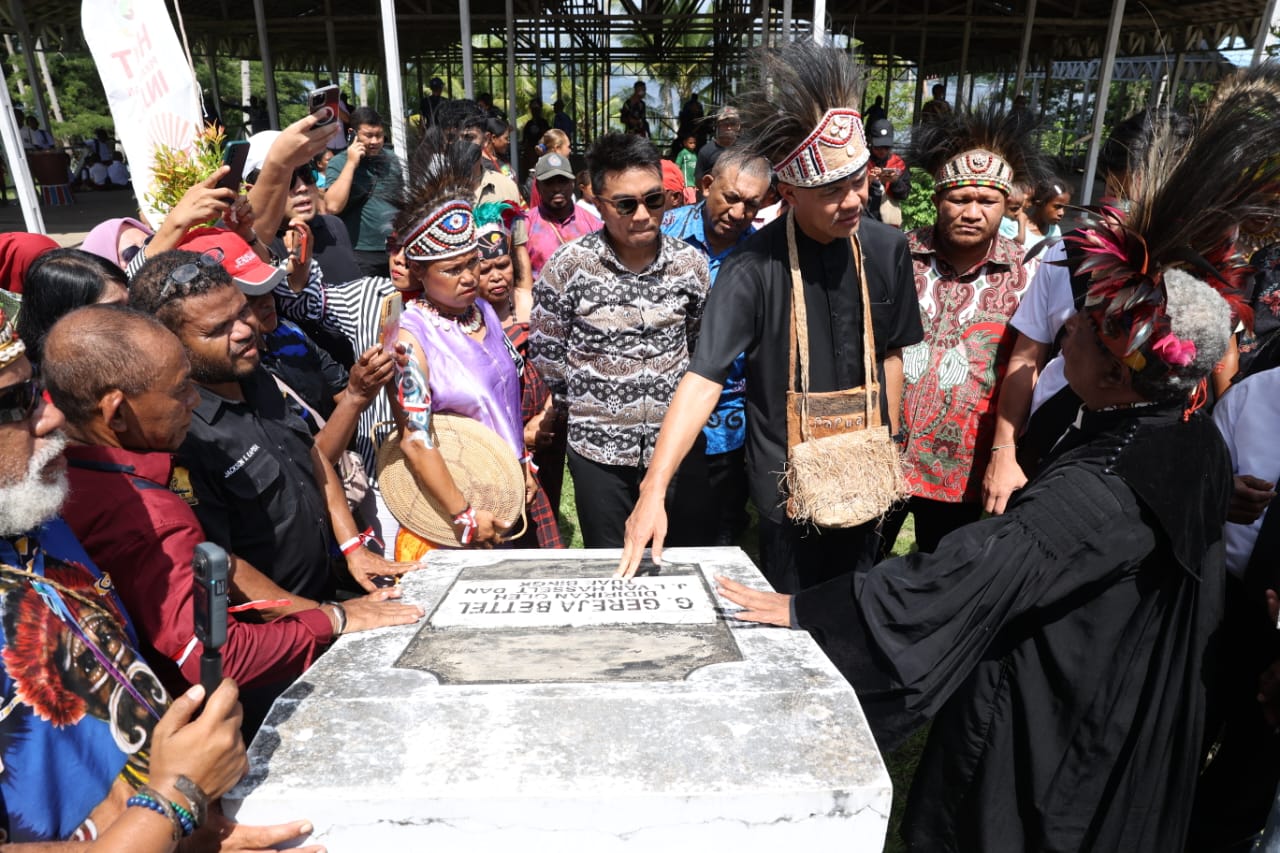 Ganjar kunjungi Pulau Mansinam, tempat bersejarah di Papua Ganjar kunjungi Pulau Mansinam, tempat bersejarah di Papua