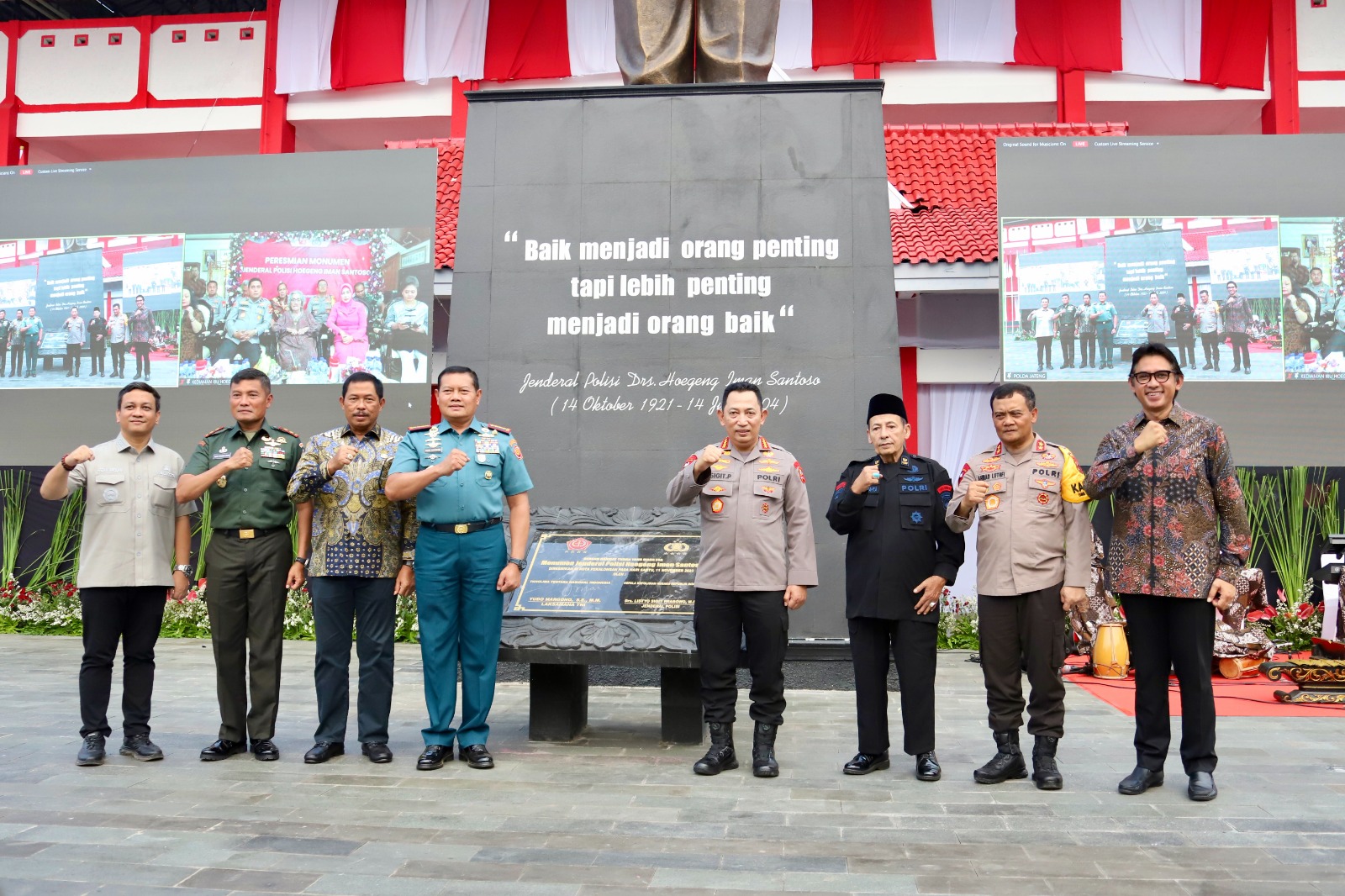 Panglima TNI dan Kapolri resmikan Monumen Jenderal Polisi Hoegeng Iman Santoso ( Panglima TNI dan Kapolri resmikan Monumen Jenderal Polisi Hoegeng Iman Santoso (