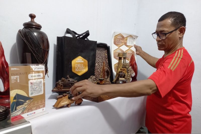 Menyulap limbah batok kelapa jadi seni bernilai tinggi