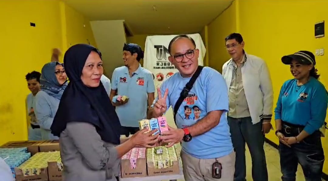 Tim 8 Relawan Jokowi untuk Prabowo bagikan 500 susu gratis untuk PKL dan warga Tim 8 Relawan Jokowi untuk Prabowo bagikan 500 susu gratis untuk PKL dan warga