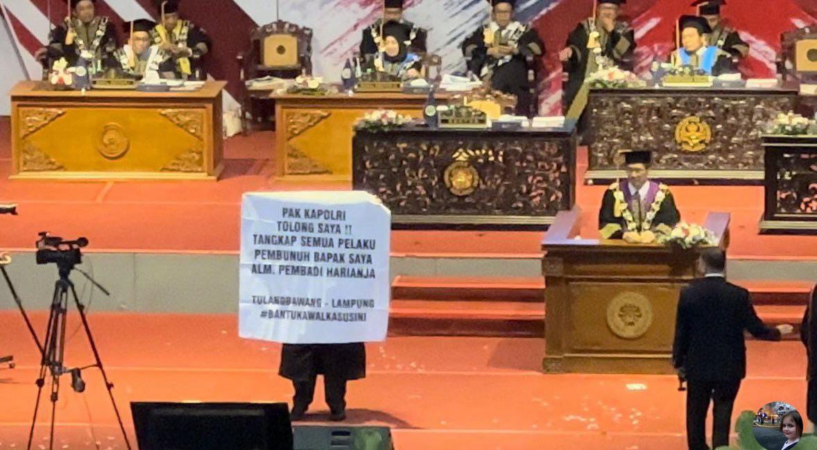Aparat usut wisudawan bentangkan poster di acara Wisuda Universitas Negeri Malang Aparat usut wisudawan bentangkan poster di acara Wisuda Universitas Negeri Malang
