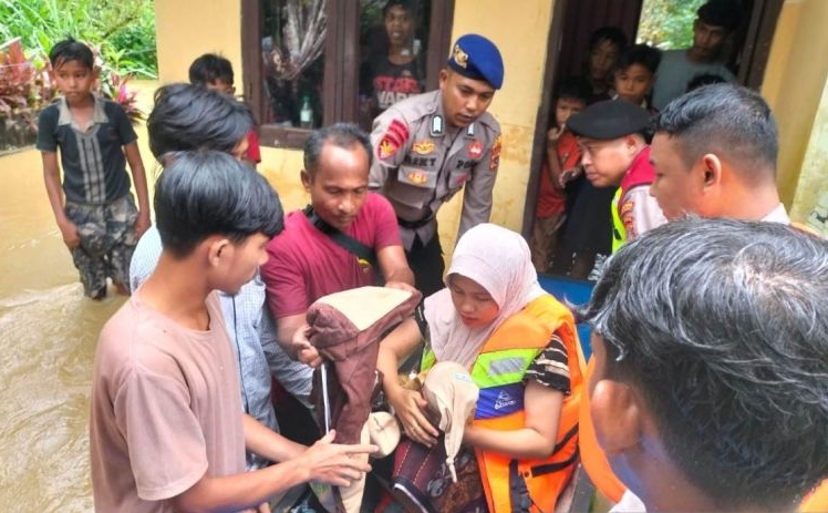 Petugas bantu evakuasi ibu dan bayi dari daerah banjir di Aceh Barat Petugas bantu evakuasi ibu dan bayi dari daerah banjir di Aceh Barat