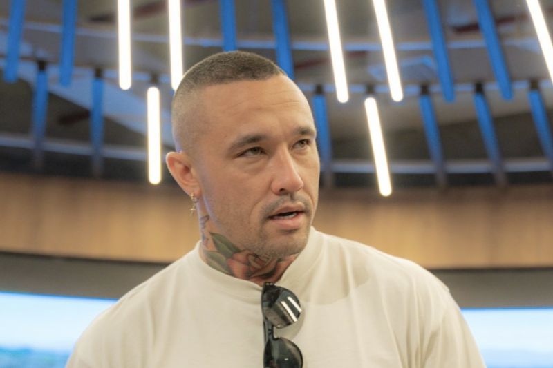 Radja Nainggolan dipastikan berlabuh ke Bhayangkara FC Radja Nainggolan dipastikan berlabuh ke Bhayangkara FC