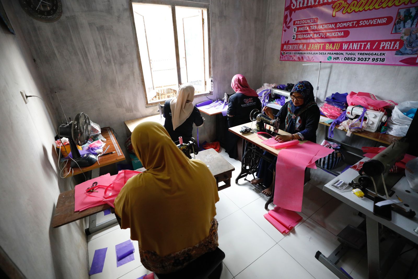 Ganjar Milenial adakan pelatihan menjahit buat warga desa di Kabupaten Trenggalek Ganjar Milenial adakan pelatihan menjahit buat warga desa di Kabupaten Trenggalek