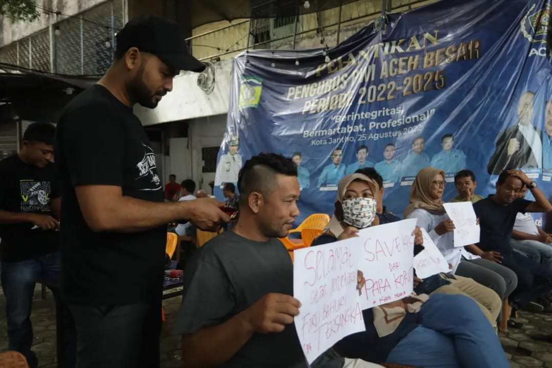 Firli jadi tersangka, jurnalis di Aceh gelar aksi cukur rambut Firli jadi tersangka, jurnalis di Aceh gelar aksi cukur rambut