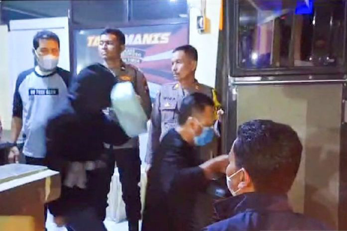 Tiga orang terjaring OTT KPK di Bondowoso dibawa ke Jakarta