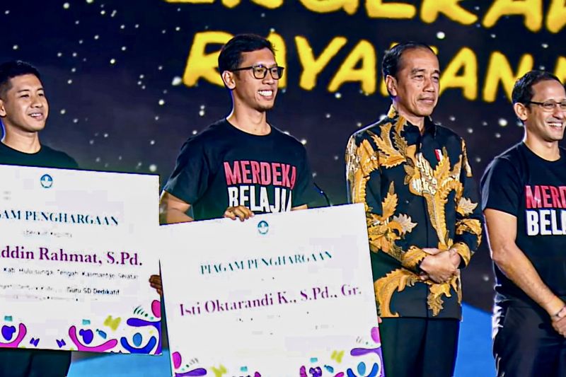 Presiden Jokowi berikan penghargaan kepada guru asal HST Kalsel Presiden Jokowi berikan penghargaan kepada guru asal HST Kalsel