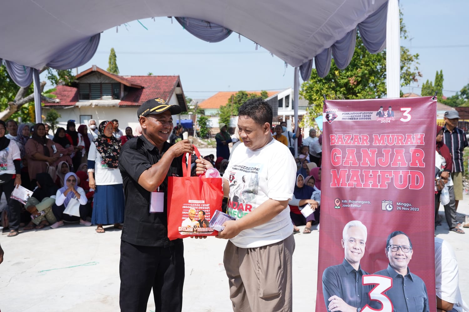 Ratusan warga Bojonegoro hadiri Bazar Murah Ganjar Mahfud 2024