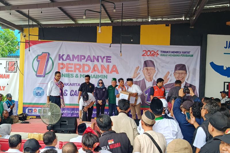 Anies diberi uang receh untuk modal perjuangan oleh warga Jakut Anies diberi uang receh untuk modal perjuangan oleh warga Jakut