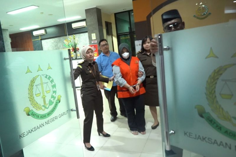 Kejari Garut tangkap kades terjerat kasus korupsi yang kabur ke Jateng Kejari Garut tangkap kades terjerat kasus korupsi yang kabur ke Jateng