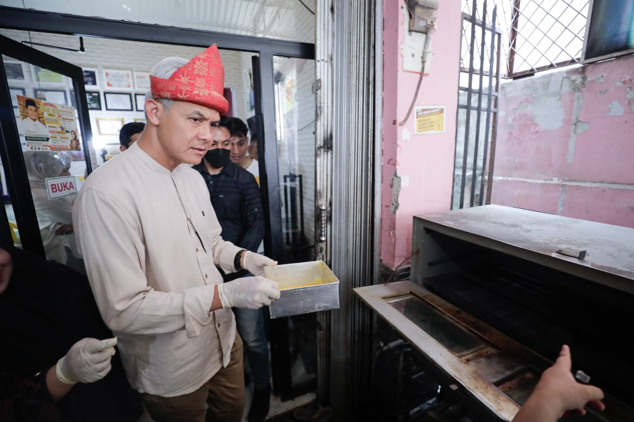 Saat Ganjar ikut membuat kue lapis khas Palembang bersama pelaku UMKM Saat Ganjar ikut membuat kue lapis khas Palembang bersama pelaku UMKM