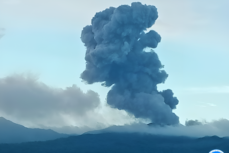 Gunung Dukono luncurkan abu vulkanik setinggi 1.000 meter Gunung Dukono luncurkan abu vulkanik setinggi 1.000 meter