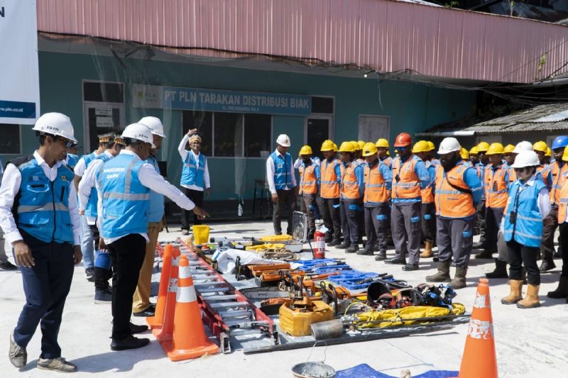 PLN Papua siagakan 99 amankan amankan sistem kelistrikan SCT di Biak PLN Papua siagakan 99 amankan amankan sistem kelistrikan SCT di Biak