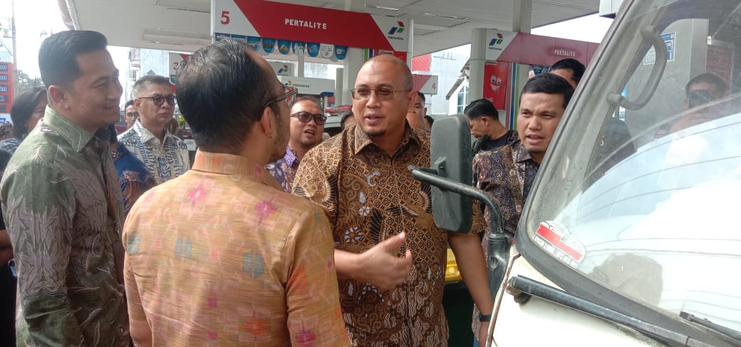 Solar langka, anggota DPR RI, Andre Rosiade sidak ke SPBU di Kota Padang Solar langka, anggota DPR RI, Andre Rosiade sidak ke SPBU di Kota Padang